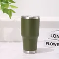 Detalle del vaso de coche aislado de acero inoxidable verde oliva de 30 onzas con tapa - Verde Militar