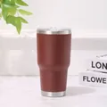 Vista lateral del vaso térmico de acero inoxidable burdeos de 30oz sobre superficie de mármol - Marrón Oscuro