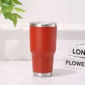 Vaso térmico de 30oz de acero inoxidable rojo sobre mármol con fondo minimalista - Rojo Ladrillo