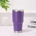 Vista lateral de un vaso térmico de acero inoxidable morado 30oz sobre mesa de mármol - Fucsia