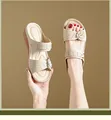 Vue détaillée de sandales compensées beige avec fleurs et design rétro découpé au laser. - 38 / Abricot Clair