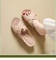 Gros plan de sandales compensées beige élégantes avec brides croisées ajourées - 38 / Rose Clair