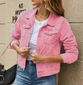 Elegante giacca di jeans corta rosa da donna mostrata su una modella contro un muro. - Taglia S / Top / Rosa