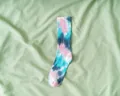 Calzini tie-dye alla moda di media lunghezza in vivaci tonalità rosa e blu vibranti - Taglia unica / Blu scuro