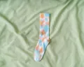 Calze a metà polpaccio tie-dye di tendenza con vivaci motivi arancioni e blu su bianco - Taglia unica / Celeste