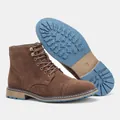 Vista detallada de botas de gamuza marrón para hombre con suela de goma azul antideslizante. - 7 / Botas de Trabajo de Gamuza (KD632) / Gamuza Marrón Oscuro
