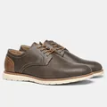 Vista dettagliata delle scarpe Oxford vintage da uomo in pelle marrone con suole bianche. - 39 (US 7) / Stile Retrò Brunito (KD5163) / Marrone Scuro Brunito
