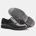 Vista dettagliata di scarpe Derby in pelle nera che mostrano la suola antiscivolo - 39 / Scarpe Derby Britanniche (KD6672) / Nero