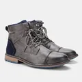 Vue latérale de bottines Martin vintage pour hommes en gris avec détails en daim bleus - 7 / Gris Frotté (KD605)
