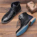 Vue détaillée de bottines Martin en cuir vintage montrant des semelles bleues texturées - 7 / Noir Frotté (KD608)