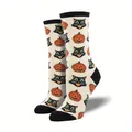 Detailaufnahme der Halloween-Socken mit lächelnden Kürbissen und schwarzen Katzenmotiven. - Einheitsgröße / Weiße Katze Kürbis