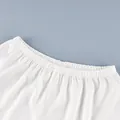 Primer plano del elástico en la cintura de shorts de satén blanco con encaje - S / Bottoms / Blanco