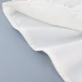 Primer plano de pantalones cortos de satén blanco con encaje delicado y costura fina. - S / Bottoms / Blanco