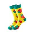 Chaussettes mi-hautes jaune vif avec motifs fraises rouges et détails verts - Taille unique / Motif Fraise (225)