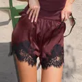 Elegante burgunderrote Satin-Shorts mit exquisitem schwarzen Spitzenbesatz für Damen - S / Unterteile / Burgunderrot