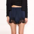 Damen-Shorts aus blauem Satin mit schwarzer Spitze Variant Modell - S / Unterteile / Blau