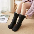 Pantofole a calza nere in maglia a trecce con calda fodera in pile e bottone in legno. - Taglia unica / Nero Con Bottone