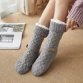 Comode pantofole a calza grigie in maglia a trecce foderate in pile con bottone decorativo - Taglia unica / Grigio Chiaro Con Bottone