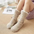Calze a pantofola grosse foderate in Sherpa in maglia a trecce beige per l'inverno - Taglia unica / Cachi Con Bottone