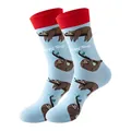 Chaussettes bleu clair à bords rouges avec un motif de paresseux 'Happy Time' tricoté - Taille unique / Motif Paresseux / Bleu Clair (269)