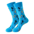 Chaussettes tendance en coton bleu clair avec motifs hippocampe noir et étoile de mer orange - Taille unique / Motif Hippocampe Marin (262)