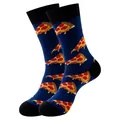 Chaussettes mi-mollet en coton unisexe avec motif pizza ludique sur fond bleu marine. - Taille unique / Motif de Tranche de Pizza (336) / Bleu foncé