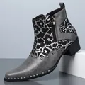 Detalle lateral de botas Chelsea de cuero gris para hombre con estampado de leopardo - 39 / Gris