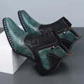 Detalle de botines Chelsea azul y negro con textura de mármol y tachuelas decorativas - 39 / Negro y Verde