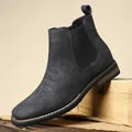 Primer plano de la textura de ante y las costuras de un elegante botín Chelsea gris oscuro - 39 / Negro