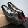 Dettaglio di scarpe Brogue lucide da uomo con intagli intricati e design stringato - 39 / Verde Scuro