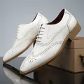 Dettaglio di scarpe Oxford brogue bianche con eleganti motivi traforati - 39 / Bianco