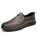 Mocasín clásico de cuero gris oscuro transpirable para hombre con diseño perforado - 38 / Caqui Calado