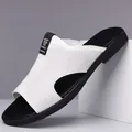 Sandali romani da uomo in pelle bianca con design traforato e punta aperta per l'estate - 45 / Bianco