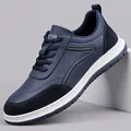 Zapatos casuales de cuero azul marino para hombre con suela blanca y detalle de marca. - 38 / Zapatos de Cuero Azul (21351)