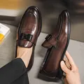 Elegante braune Herren-Loafer aus Leder mit Kroko-Prägung und dekorativer Schnalle - 38 / Loafer (Retro 2528) / Braun
