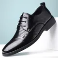 Elegante schwarze Herren-Lederschuhe im Derby-Stil mit dekorativer Perforation für das Büro - 37 / Perforiert Schwarz