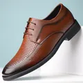 Elegante braune perforierte Herren-Business-Schuhe mit anspruchsvollem Schnürdesign - 37 / Braun (Ausgehöhlt)