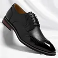 Klassische schwarze Brogue-Oxford-Herrenschuhe mit Flügelkappen-Detail auf weißem Stoff - 37 / Ganzjahresschwarz