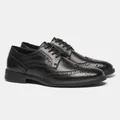 Primo piano di scarpe Brogue in pelle nera con dettagliate perforazioni e lacci. - 39 / Stile Brogue Traforato Stringato (KD1261)