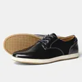 Vista detallada de zapatos casuales negros para hombre con suela blanca y agarre. - 39 / Negro (KD4261)