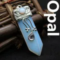 Pendentif en opale en forme d'épée avec des ornements détaillés en métal argenté - Opalite (aljylp662)