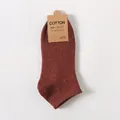 Minimalist brownish-red knit cotton boat socks with cardboard header, size 25-28 cm - One Size / Brick Red (Men's Boat Socks)