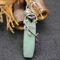 Grüner Aventurin-Anhänger im Retro-Hofstil mit floraler Rankenverzierung aus Metall - Blumenranke Umhüllt (Aventurin) / Aventurin-Jade