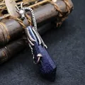 Pendentif en cristal de grès bleu enveloppé d'un dragon vintage pour bijoux mystiques - Pierre de Sable Bleue