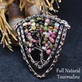 Colgante de escudo medieval vintage con piedras de turmalina y árbol de la vida tejido - Turmalina