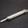 Handgefertigter Kristall-Zepter-Anhänger gefüllt mit Labradorit-Chips und Silber-Finish - Blitzstein (Labradorit)