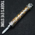 SKU-Detail eines Tigerauge-Stein-Wunschflaschen-Zepter-Anhängers mit Metallakzenten - Tigerauge