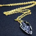 Collar de cadena dorada con un colgante de piedra de cuarzo ahumado en forma de escudo. - Set de collares / Dorado