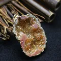 Exquisito colgante de geoda de cristal de ágata natural multicolor con borde dorado - Solo Colgante (Sin Cadena)
