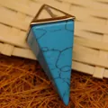 Eleganter blauer Türkis-Kegelanhänger mit goldenem Dreiecksbügel für Modeschmuck - Blauer Türkis
